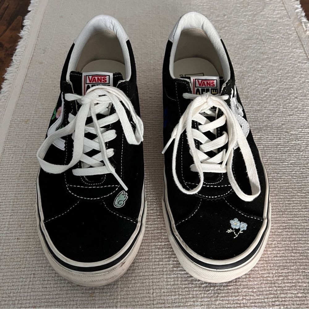 Vans Black Floral Embroidered Sneakers Men's 10.5 Women's 12